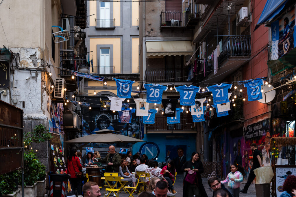 Hommage à Maradona dans les rues de Napoli